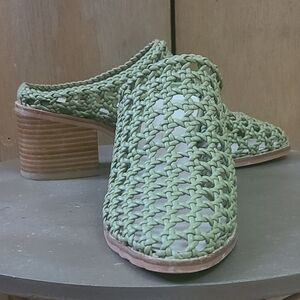 Intentionally Blank basket weave Mule in Green, Size 8